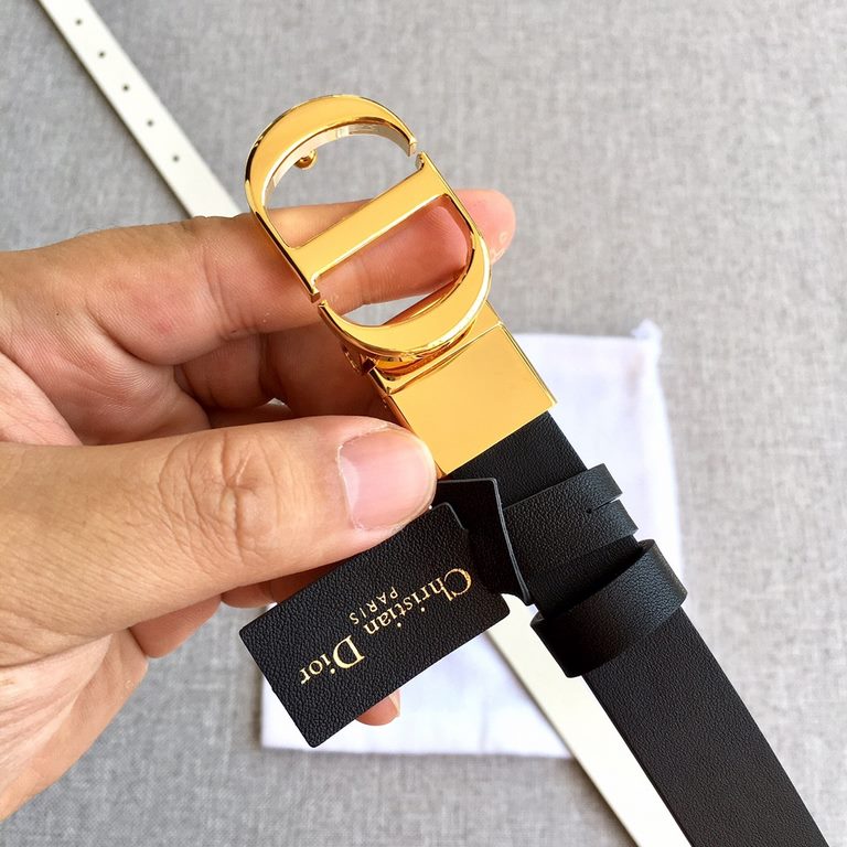 With full set of packaging gift box Dior Women's New 2.0CM The French designer once said, The belt is the ideal accessory that is adept at emphasizing the lines of the waist. The CD belt collection is made of exquisite l