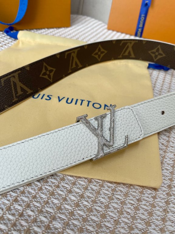 Comes with a full set of gift boxLOUIS VUITTON Louis Vuitton Overseas purchased original genuine Made in Spain - Classic reversible design, one for two Mon organ canvas leather belt, imported calfskin lining, shiny palla