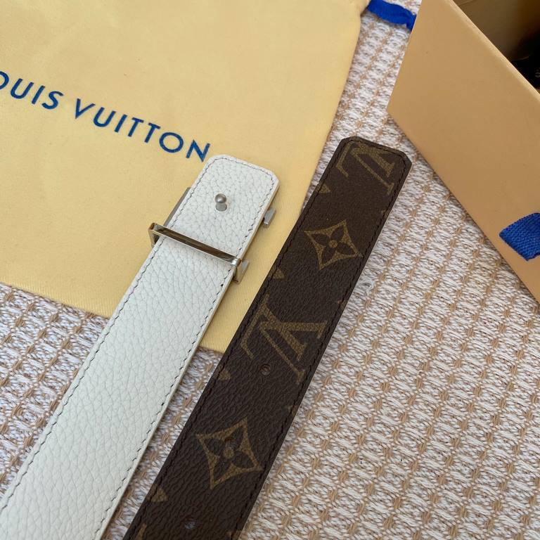 Comes with a full set of gift boxLOUIS VUITTON Louis Vuitton Overseas purchased original genuine Made in Spain - Classic reversible design, one for two Mon organ canvas leather belt, imported calfskin lining, shiny palla