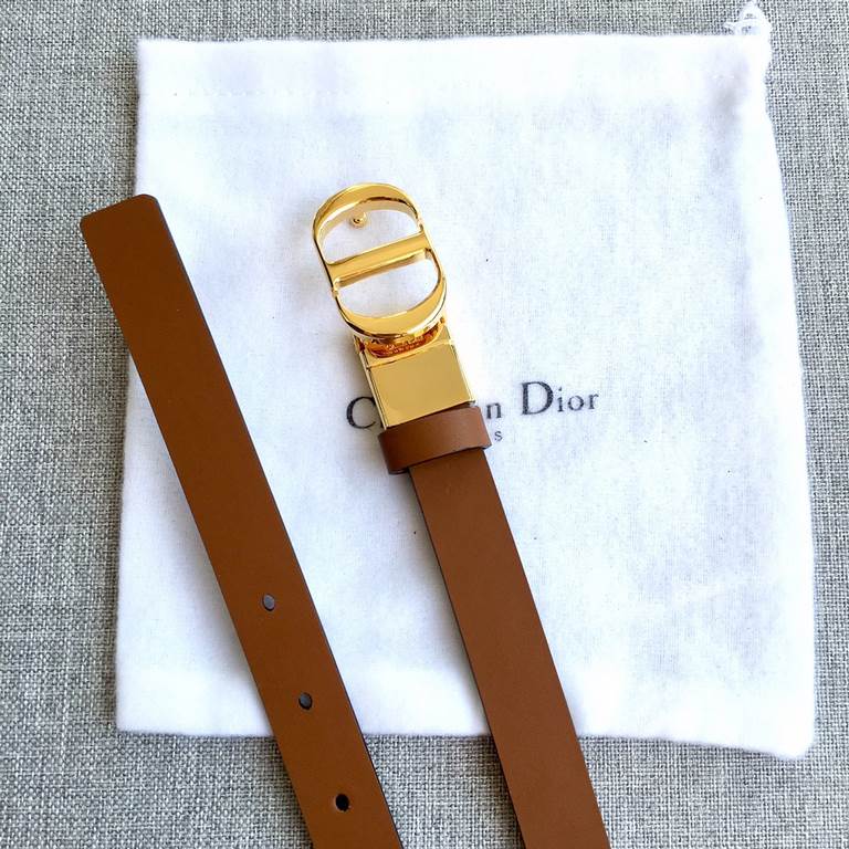 With full set of packaging gift box Dior Women's New 2.0CM The French designer once said, The belt is the ideal accessory that is adept at emphasizing the lines of the waist. The CD belt collection is made of exquisite l