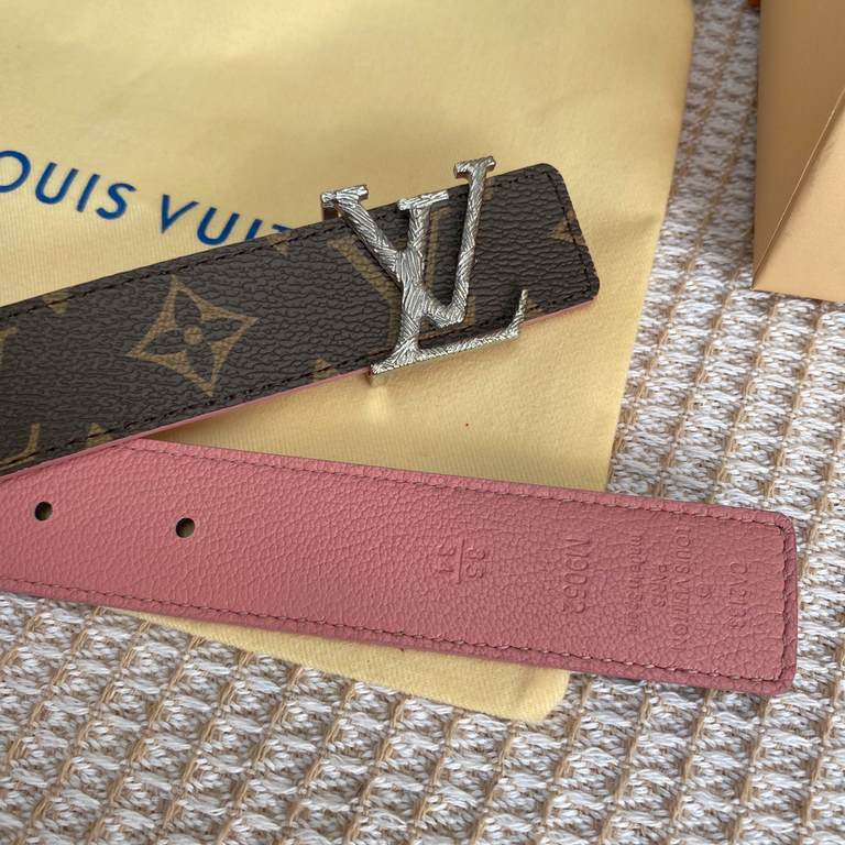 Comes with a full set of gift boxLOUIS VUITTON Louis Vuitton Overseas purchased original genuine Made in Spain - Classic reversible design, one for two Mon organ canvas leather belt, imported calfskin lining, shiny palla