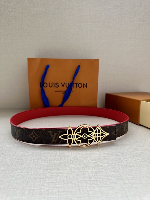 The LV Initiales Reversible Belt is available in Monogram canvas or smooth leather, allowing the classic logo buckle to take center stage for even more styling possibilities.