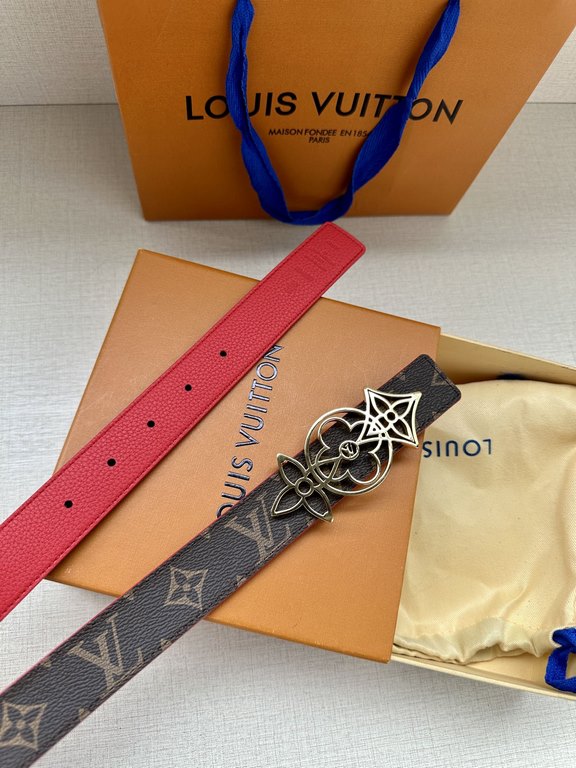 The LV Initiales Reversible Belt is available in Monogram canvas or smooth leather, allowing the classic logo buckle to take center stage for even more styling possibilities.