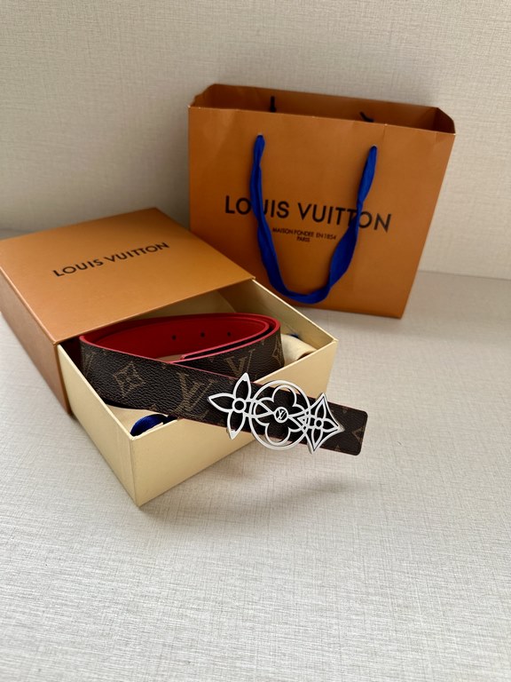 The LV Initiales Reversible Belt is available in Monogram canvas or smooth leather, allowing the classic logo buckle to take center stage for even more styling possibilities.