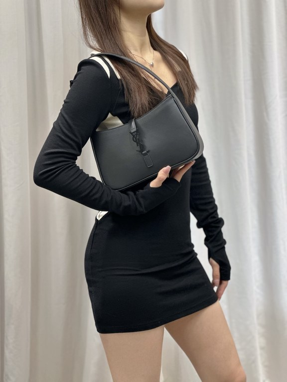 Armpit bag lock buckle lock buckle is quite creative, directly using the L letter hooked in the bag on the leather ring, no longer have to worry about suction buckle is not tight or loose and so on, the sense of use and 