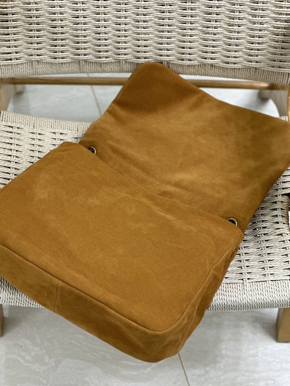 JAMIE_SuedeThe new big bag really has poked me in the heart ba, who gets it  Imported Italian suede, the entire bag type to the classic retro old version of the design, break the elements, very good-looking fashionable, 