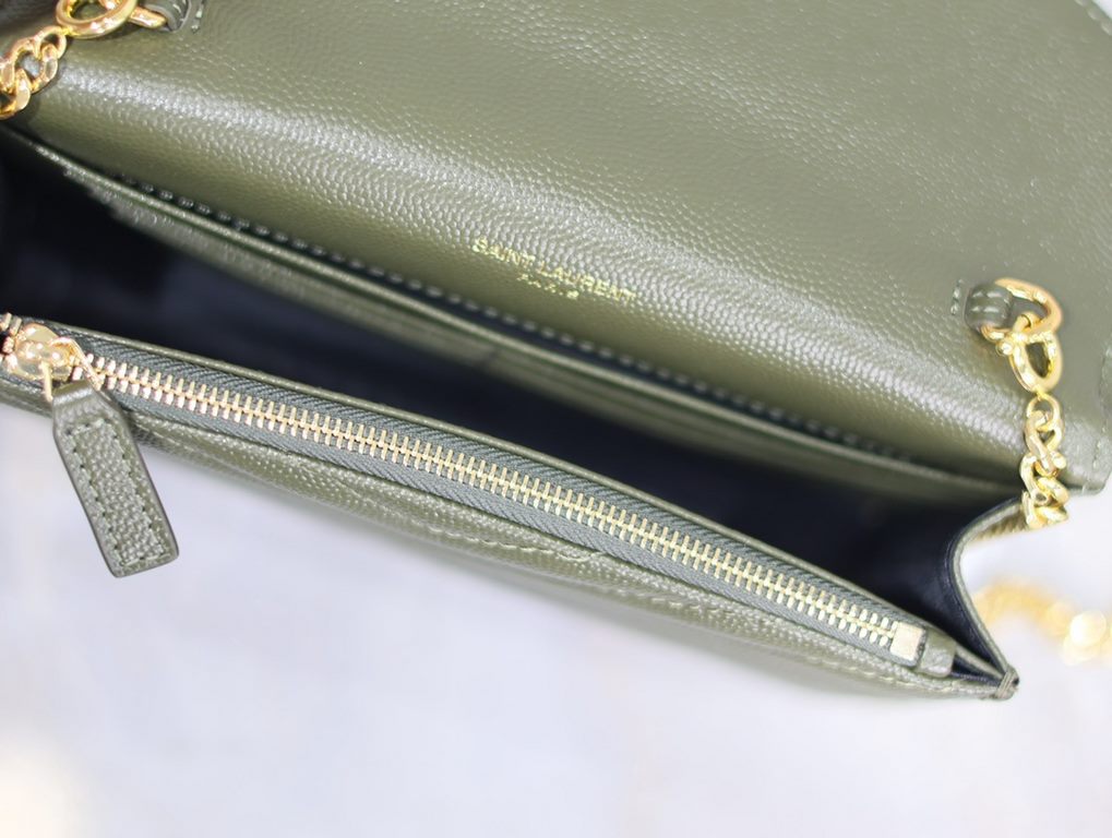 Olive Green Gold Buckle Caviar_woc small size envelope bag is coming, when it comes to envelope bag, this one from Y family must have the name! The whole bag is made of Italian cowhide leather with a three-dimensional sh