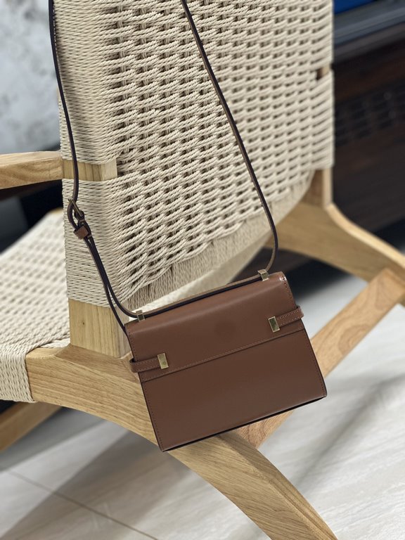 Manhattan mini_armpitcrossbody bagThe classic shape of the Manhattan gives a feeling of great aura! The entire bag is crafted from original cowhide leather, the metal clasp in the center of the flap is a signature elemen