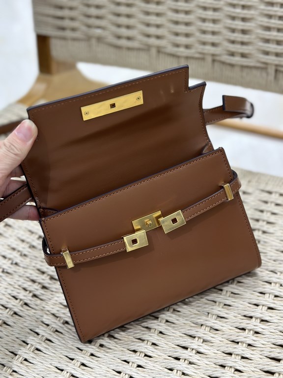 Manhattan mini_armpitcrossbody bagThe classic shape of the Manhattan gives a feeling of great aura! The entire bag is crafted from original cowhide leather, the metal clasp in the center of the flap is a signature elemen