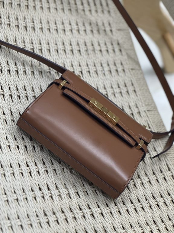 Manhattan mini_armpitcrossbody bagThe classic shape of the Manhattan gives a feeling of great aura! The entire bag is crafted from original cowhide leather, the metal clasp in the center of the flap is a signature elemen