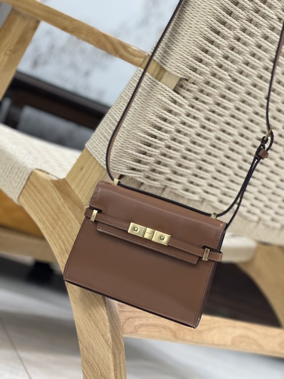 Manhattan mini_armpitcrossbody bagThe classic shape of the Manhattan gives a feeling of great aura! The entire bag is crafted from original cowhide leather, the metal clasp in the center of the flap is a signature elemen