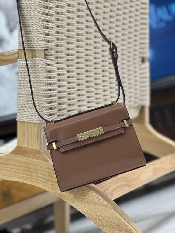 Manhattan mini_armpitcrossbody bagThe classic shape of the Manhattan gives a feeling of great aura! The entire bag is crafted from original cowhide leather, the metal clasp in the center of the flap is a signature elemen