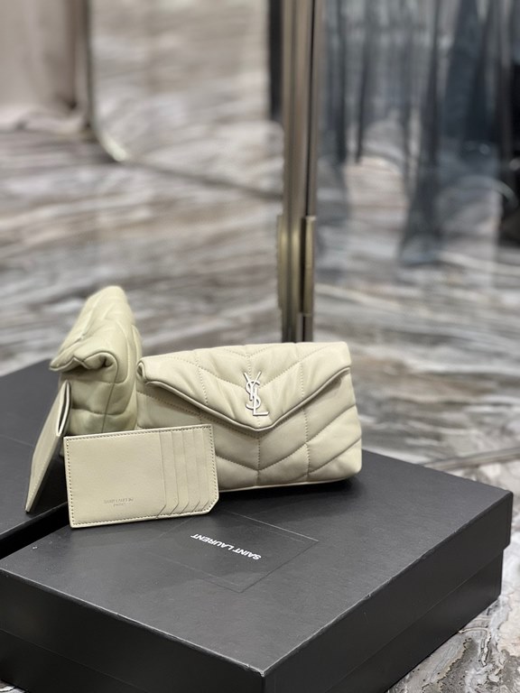 [In stock in secondsWhite with silver buckle-Loulou puffer_ small size clutch bag is here! The whole bag is made of soft Italian lambskin, with Y's diagonal stripe quilting process, has a soft texture of the front flap p