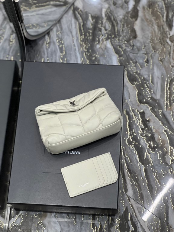 [In stock in secondsWhite with silver buckle-Loulou puffer_ small size clutch bag is here! The whole bag is made of soft Italian lambskin, with Y's diagonal stripe quilting process, has a soft texture of the front flap p