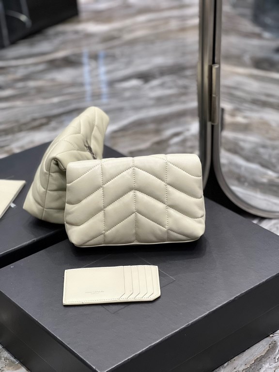 [In stock in secondsWhite with silver buckle-Loulou puffer_ small size clutch bag is here! The whole bag is made of soft Italian lambskin, with Y's diagonal stripe quilting process, has a soft texture of the front flap p