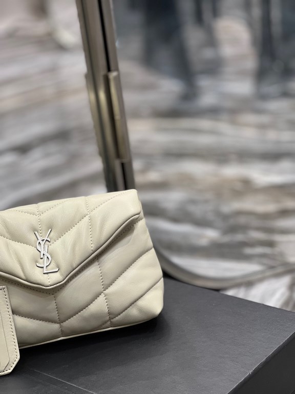 [In stock in secondsWhite with silver buckle-Loulou puffer_ small size clutch bag is here! The whole bag is made of soft Italian lambskin, with Y's diagonal stripe quilting process, has a soft texture of the front flap p