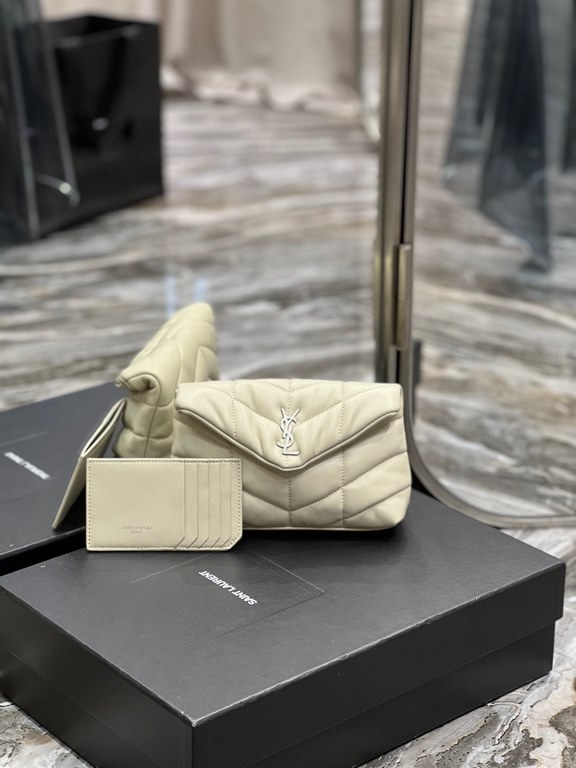 [In stock in secondsWhite with silver buckle-Loulou puffer_ small size clutch bag is here! The whole bag is made of soft Italian lambskin, with Y's diagonal stripe quilting process, has a soft texture of the front flap p