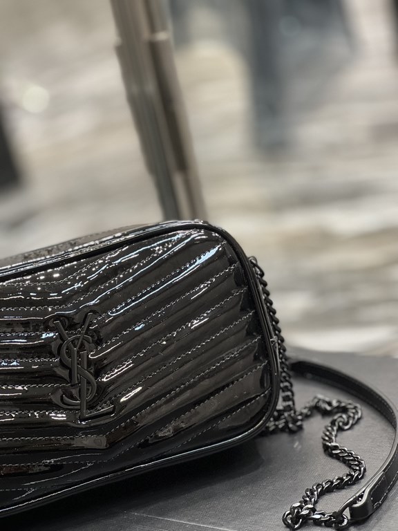 Black patent leather with black buckle_              Top imported cowhide leather camera bag, ZP open molded and typed to be exactly the same! Very delicate! With fashion tassel charm! Leather inside and outside, the bag