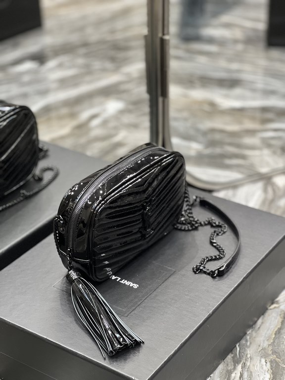 Black patent leather with black buckle_              Top imported cowhide leather camera bag, ZP open molded and typed to be exactly the same! Very delicate! With fashion tassel charm! Leather inside and outside, the bag