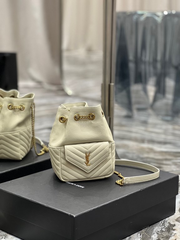 [Spot Seconds]JOE_Counter latest V-shaped quilted mini bucket bag new arrival! It is the little cutie that can be held in the palm of your hand! The whole bag is carefully sewn with original lambskin leather, which feels