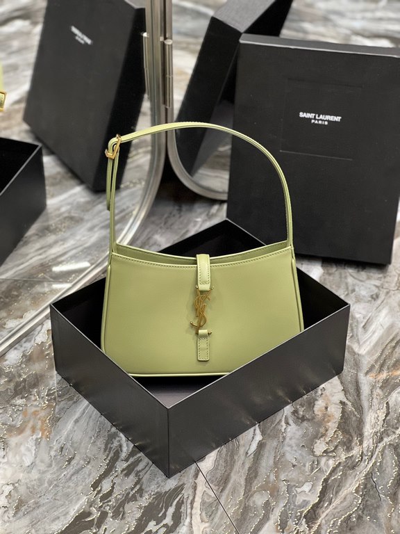 [In stock in seconds][Original Leather]   avocado green plain_SpringSummer 2022 New Underarm Bag Le5A7 BagStrongly recommend   one of this year's treasure bags! Minimalist shape   metal logo Buckle closure design Adjusta