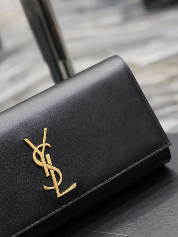 Classic Kate_ClutchBlack with plain gold buckleClassic flap clutch    very representative of the metal logo logo, imported South African cowhide, simple metal decorations, the overall low-key exquisite and versatile, han