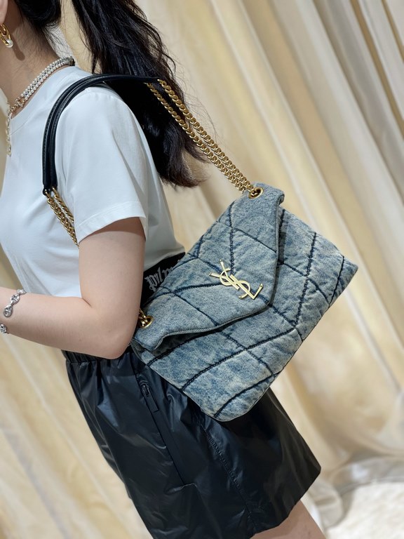 Denim with black full leather shoulder strap_The limited denim line of bags is just so seedy! Chic and casual.