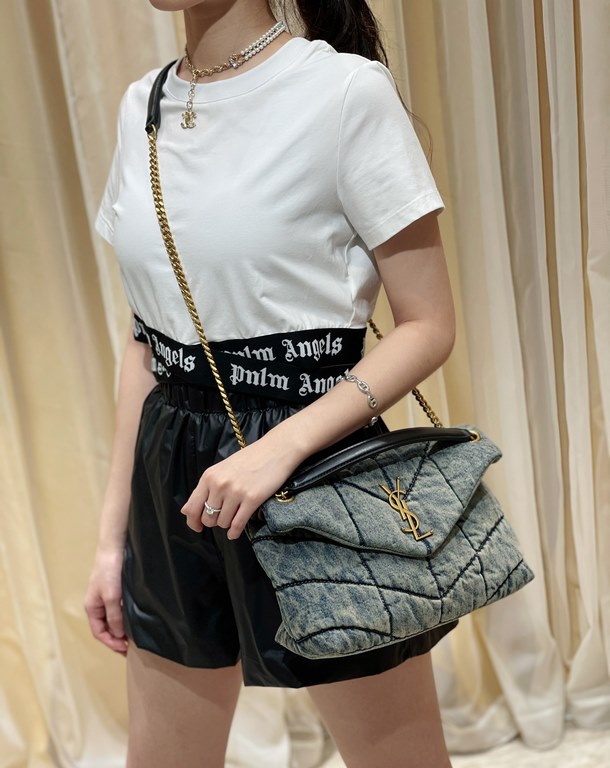 Denim with black full leather shoulder strap_The limited denim line of bags is just so seedy! Chic and casual.