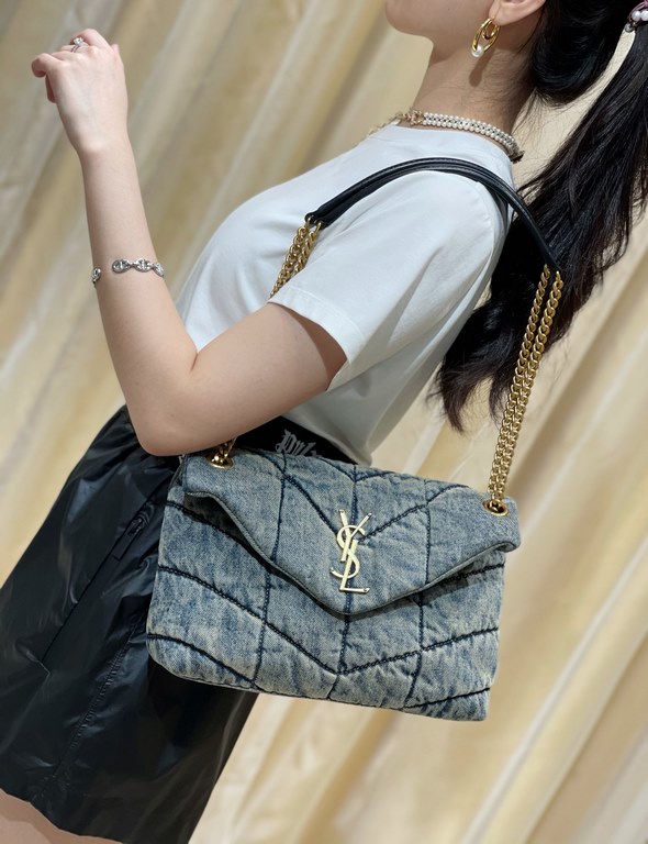 Denim with black full leather shoulder strap_The limited denim line of bags is just so seedy! Chic and casual.