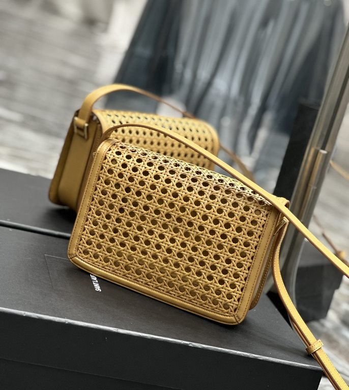 ]Almond Bamboo Woven with Cowhide Leather_23cmMust fire models, not yet listed on the attack on the entire fashion circle, nostalgic left bank, inspired by the Paris left bank street name Rue De Solferino for the name! T