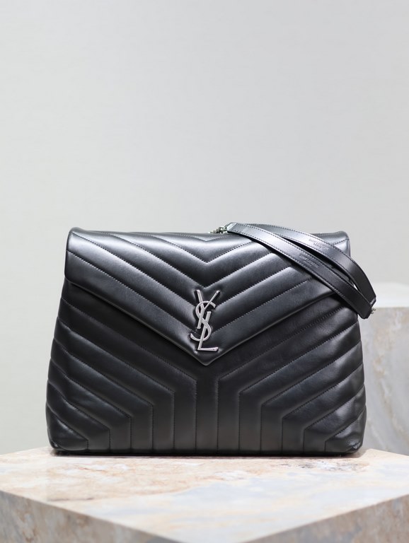 [Black Silver BuckleLouLou_LargeLook at a glance to fall into the large bag   self-weight sense of light capacity is very large Imported Italian delicate cowhide, flap magnetic buckle design is convenient and safe Variou