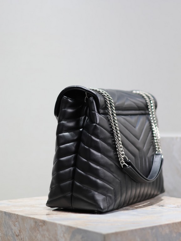 [Black Silver BuckleLouLou_LargeLook at a glance to fall into the large bag   self-weight sense of light capacity is very large Imported Italian delicate cowhide, flap magnetic buckle design is convenient and safe Variou