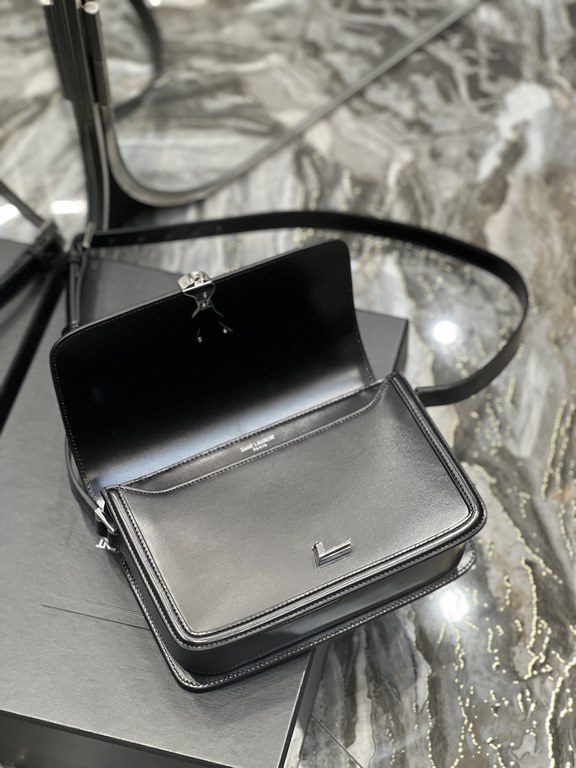 ]Black with Silver Buckle_23cmMust fire models, not yet listed on the attack on the entire fashion circle, nostalgic left bank, inspired by the Paris left bank street name Rue De Solferino for the name! The bag is made o