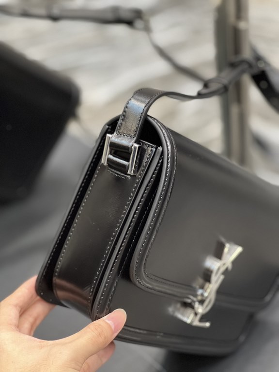 ]Black with Silver Buckle_23cmMust fire models, not yet listed on the attack on the entire fashion circle, nostalgic left bank, inspired by the Paris left bank street name Rue De Solferino for the name! The bag is made o