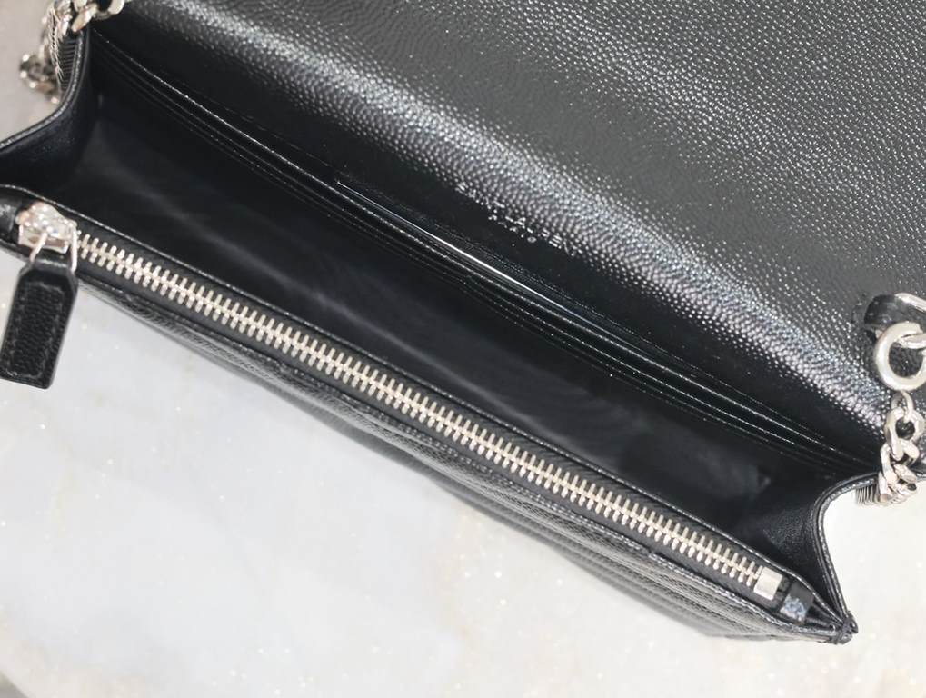 Black Silver Buckle Caviar_woc small size envelope bag is coming, when it comes to envelope bag, this one from Y family must have the name! The whole bag is made of Italian cowhide leather, with a three-dimensional shape