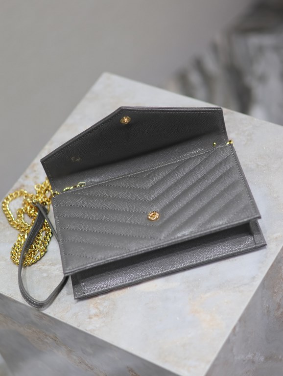 Gray Gold Button Caviar_woc small size envelope bag is coming, when it comes to envelope bag, this one from Y family must have the name! The whole bag is made of Italian cowhide leather, with a three-dimensional shape an