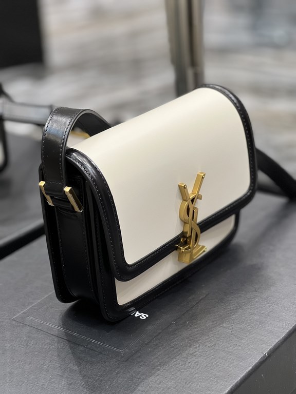 ]Black with White Gold Buckle_19cmMust fire models, not yet listed on the attack on the entire fashion circle, nostalgic left bank, inspired by the Paris left bank street name Rue De Solferino for the name! The bag is ma