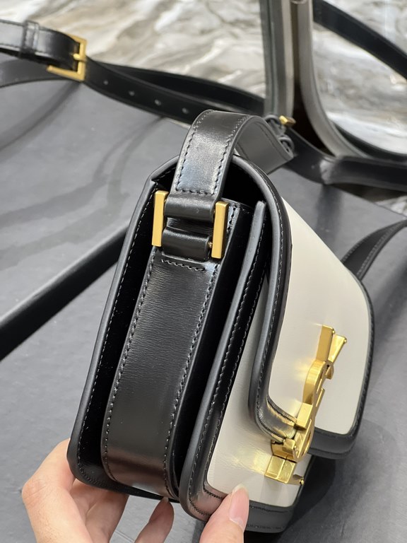 ]Black with White Gold Buckle_19cmMust fire models, not yet listed on the attack on the entire fashion circle, nostalgic left bank, inspired by the Paris left bank street name Rue De Solferino for the name! The bag is ma