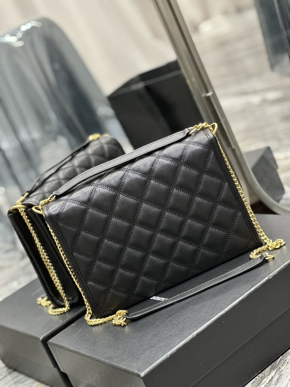 Becky_26cm Black#Becky quilted lambskin chain bag.This bag is one of the most beautiful pieces in the Love at First Sight collection! The diamond-shaped quilted pattern gives off a diamond-like luster! The gold Y logo st