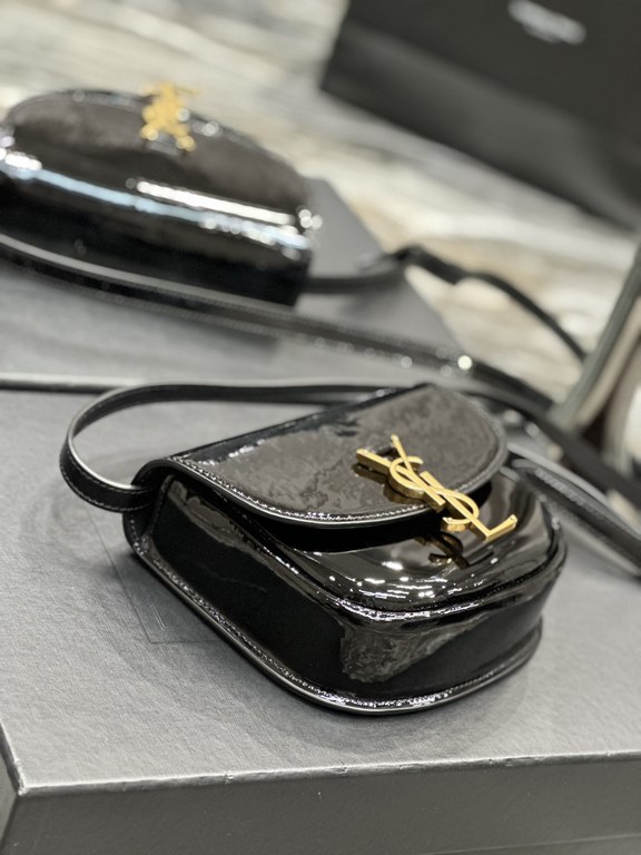 [NEW] Black Gold Buckle Patent Leather_Y's introduces a new saddle bag     , rounded and compact appearance is simple and     , with glossy patent cowhide leather with a gold logo logo clasp for a striking look! The smal