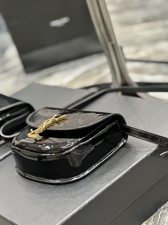 [NEW] Black Gold Buckle Patent Leather_Y's introduces a new saddle bag     , rounded and compact appearance is simple and     , with glossy patent cowhide leather with a gold logo logo clasp for a striking look! The smal