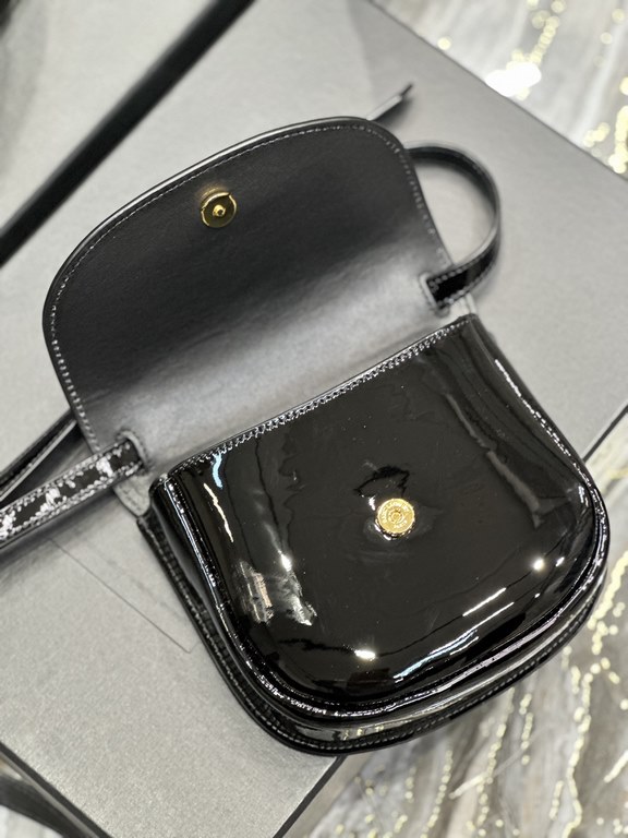 [NEW] Black Gold Buckle Patent Leather_Y's introduces a new saddle bag     , rounded and compact appearance is simple and     , with glossy patent cowhide leather with a gold logo logo clasp for a striking look! The smal