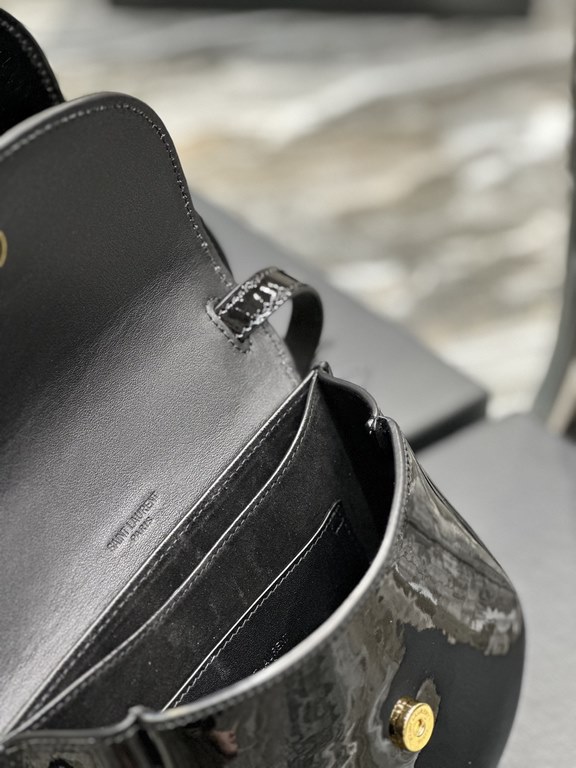 [NEW] Black Gold Buckle Patent Leather_Y's introduces a new saddle bag     , rounded and compact appearance is simple and     , with glossy patent cowhide leather with a gold logo logo clasp for a striking look! The smal