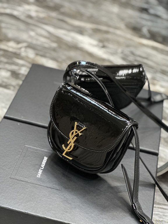 [NEW] Black Gold Buckle Patent Leather_Y's introduces a new saddle bag     , rounded and compact appearance is simple and     , with glossy patent cowhide leather with a gold logo logo clasp for a striking look! The smal