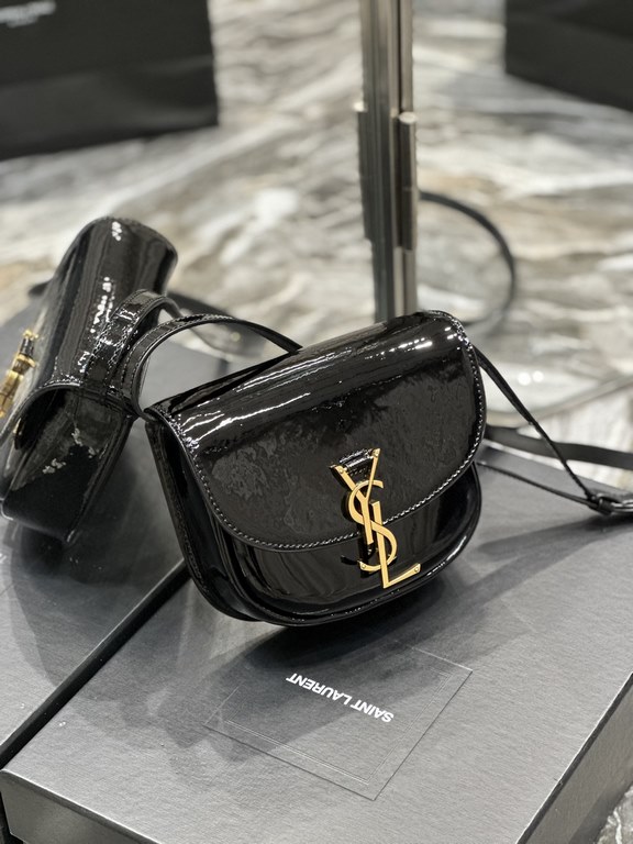 [NEW] Black Gold Buckle Patent Leather_Y's introduces a new saddle bag     , rounded and compact appearance is simple and     , with glossy patent cowhide leather with a gold logo logo clasp for a striking look! The smal