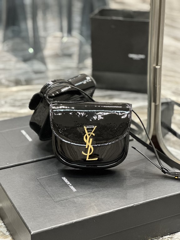 [NEW] Black Gold Buckle Patent Leather_Y's introduces a new saddle bag     , rounded and compact appearance is simple and     , with glossy patent cowhide leather with a gold logo logo clasp for a striking look! The smal