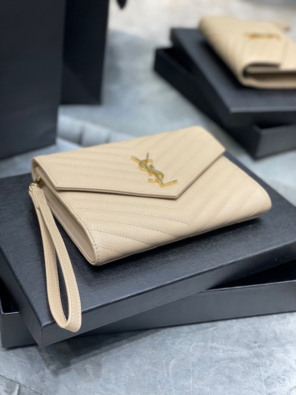 [In-stock seconds]        _ Caviar Clutch with Removable Wrist Strap, Wearable Caviar Pattern. 100% imported calf leather, grosgrain lining, flat pocket inside the bag! A must-have item for going out! Very, very versatil