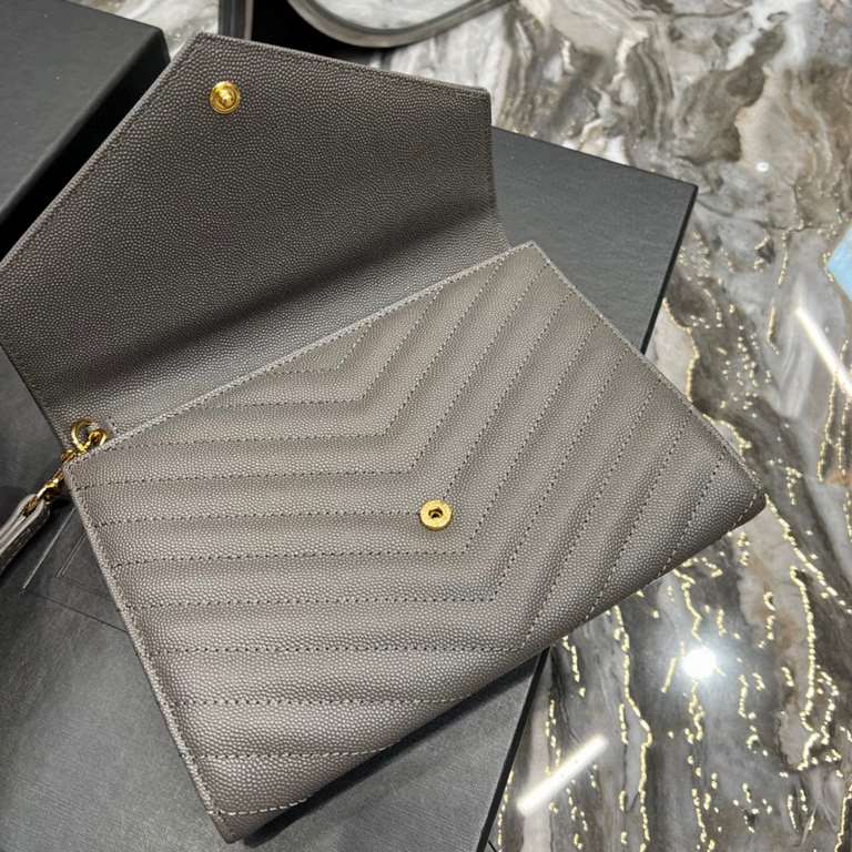 [In-stock seconds]        _ Caviar Clutch with Removable Wrist Strap, Wearable Caviar Pattern. 100% imported calf leather, grosgrain lining, flat pocket inside the bag! A must-have item for going out! Very, very versatil