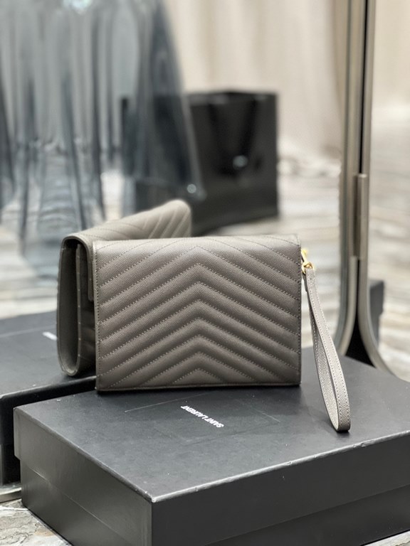 [In-stock seconds]        _ Caviar Clutch with Removable Wrist Strap, Wearable Caviar Pattern. 100% imported calf leather, grosgrain lining, flat pocket inside the bag! A must-have item for going out! Very, very versatil