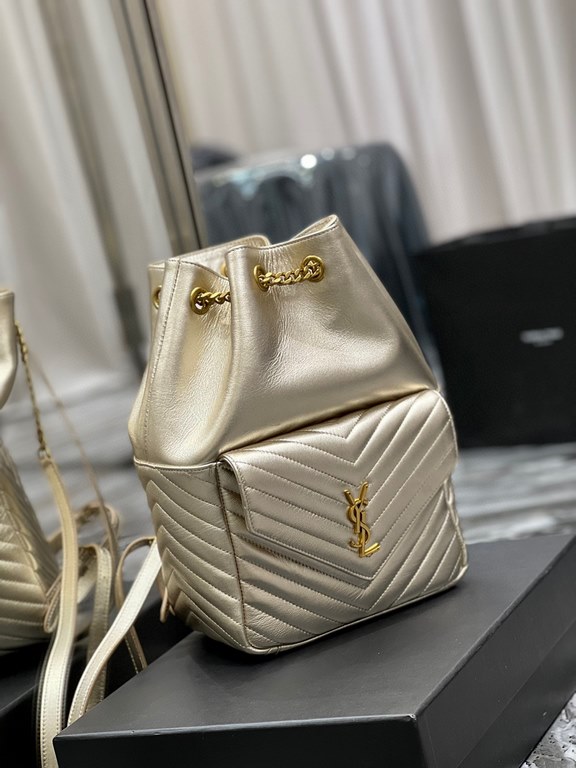 [In Stock Seconds]   _ duffel bag champagne color  The classic monogrammed logo with metal hardware, the V-shaped stitching on the front pocket, the leather chain shoulder strap and the texture of the lambskin leather ar